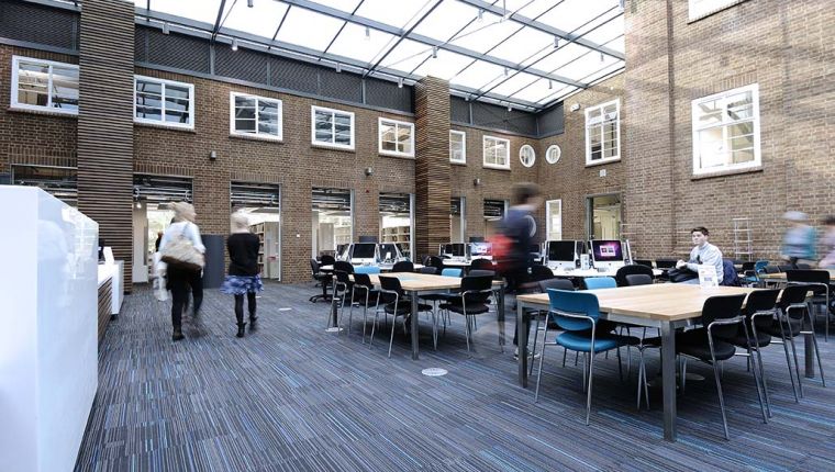 Studere ved Kingston University i London