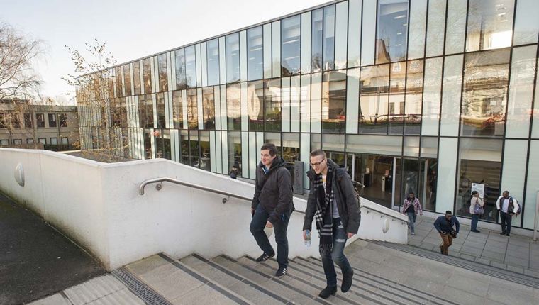 Studere ved Kingston University i London