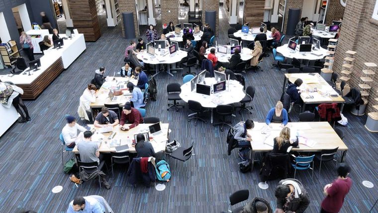 Studere ved Kingston University i London