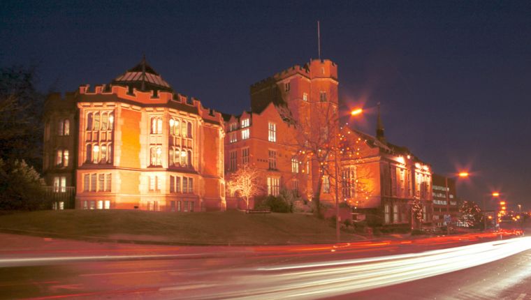 Studere i England - University of Sheffield - Firth Court at night