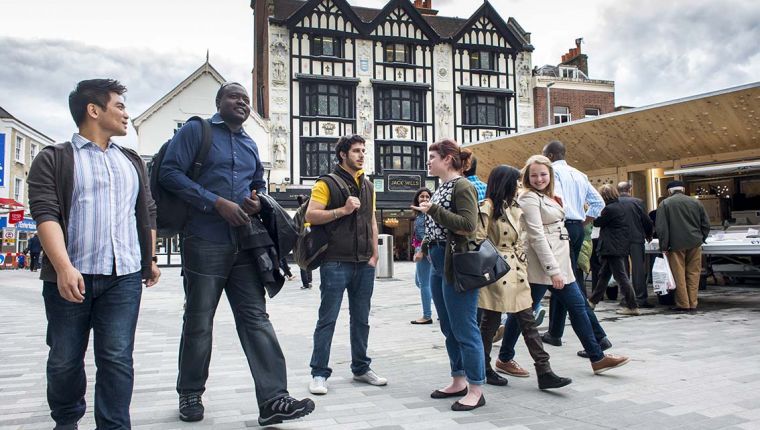 Studere ved Kingston University i London