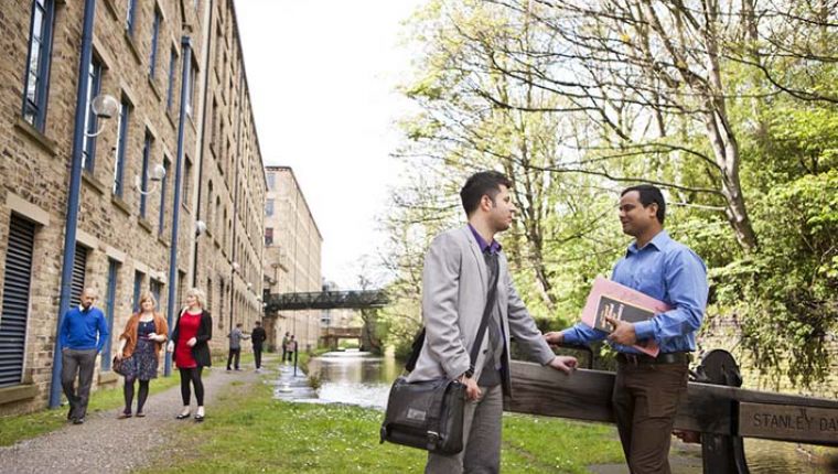 Studere ved University of Huddersfield i England