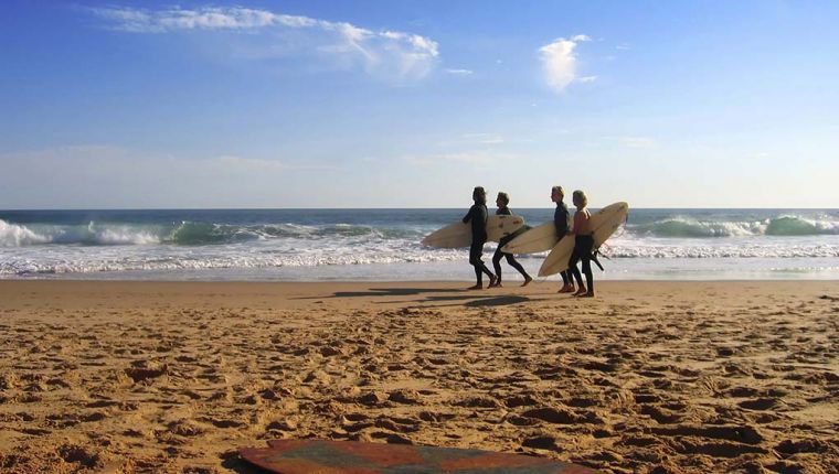 Studere i Wales - Swansea - studenter surfer på stranda