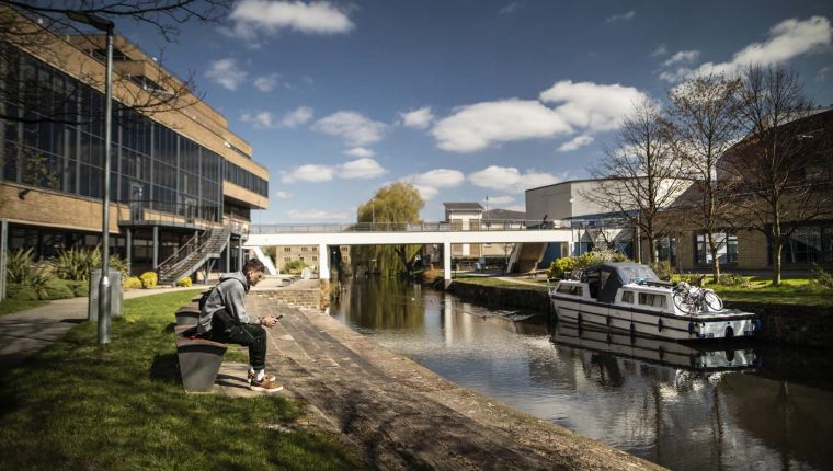 Studere ved University of Huddersfield i England