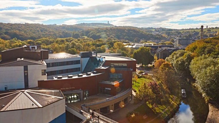 Studere ved University of Huddersfield i England