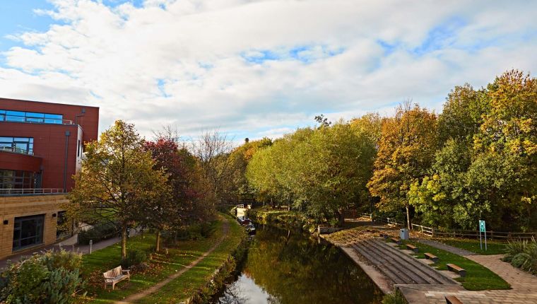 Studere ved University of Huddersfield i England